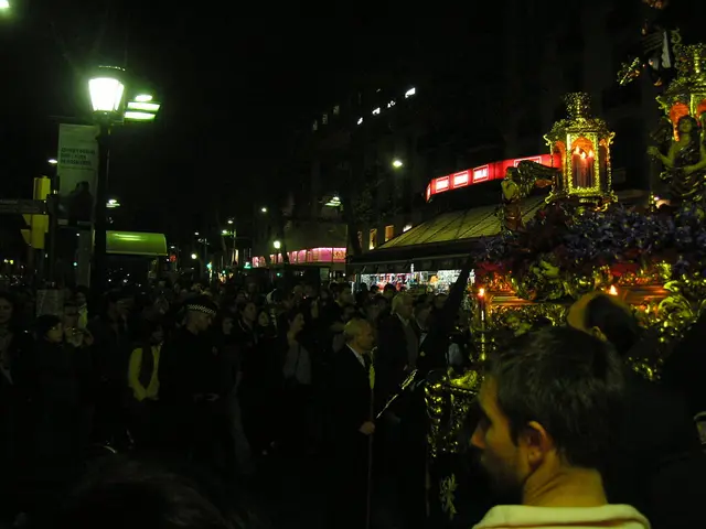 Overrun by Tourists Engrossed in Mobile Devices Closes Louvre museum