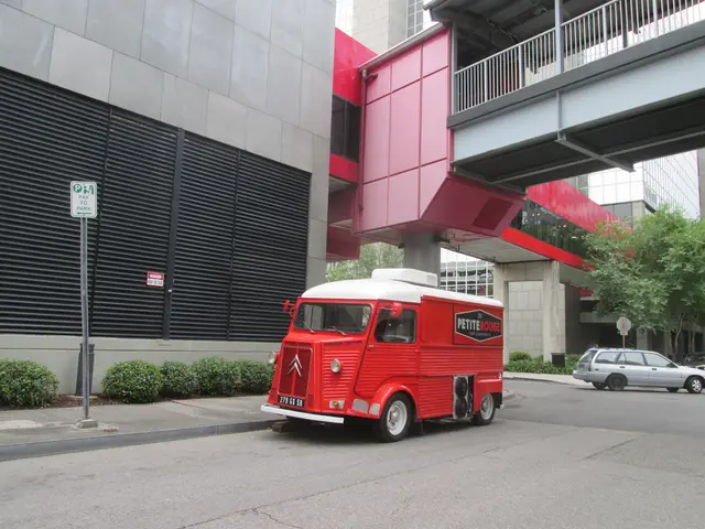 Camping Event Pössl Roadcamp R (2024): Accommodating a Spacious 5.4-meter Campervan for Three...